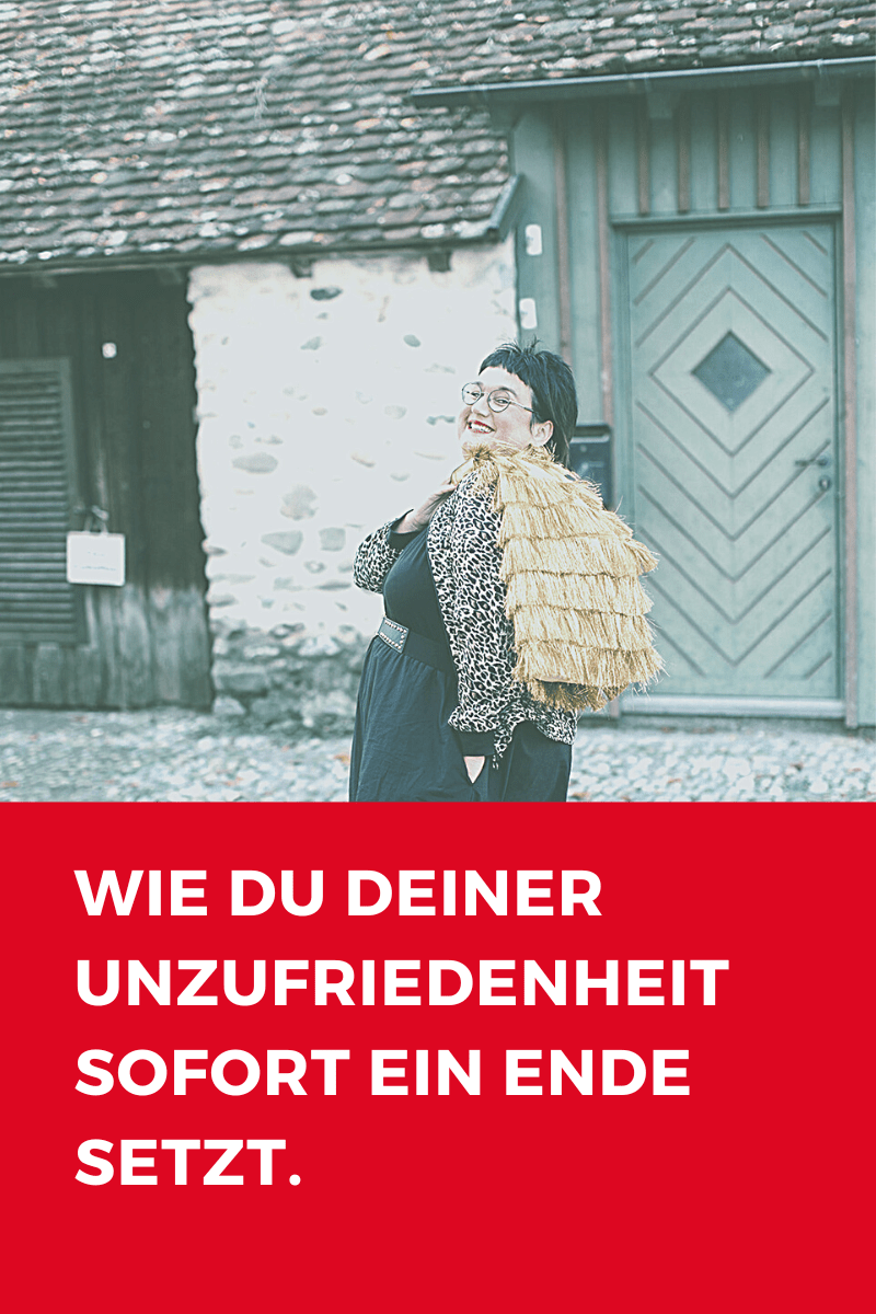 Frau mit rotem Lippenstift beim Kaffee trinken in Wangen. Von Unzufriedenheit keine Spur.
