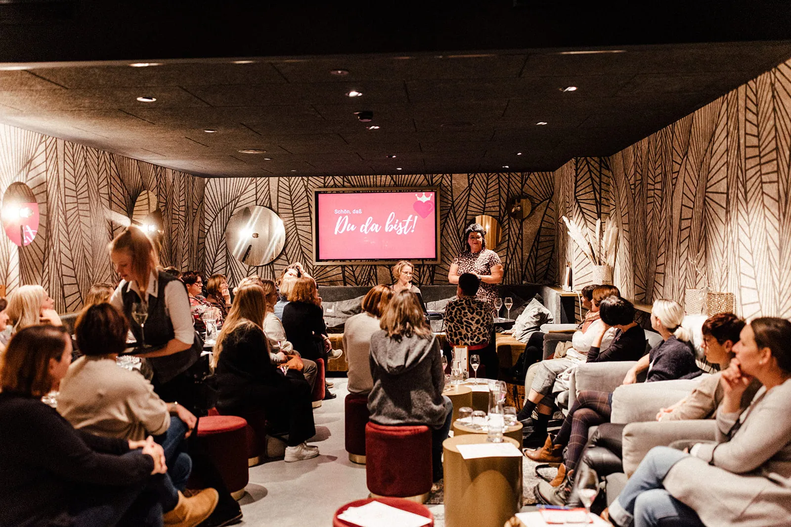 Versammlung von Frauen in gemütlicher Lounge – Damenkränzchen by Sabine Jung-Baß im Lukullum