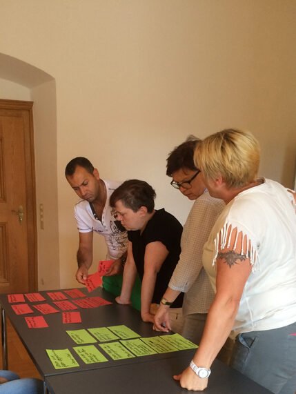 Gruppe im Workshop bei einer Coaching-Einheit für Unternehmen