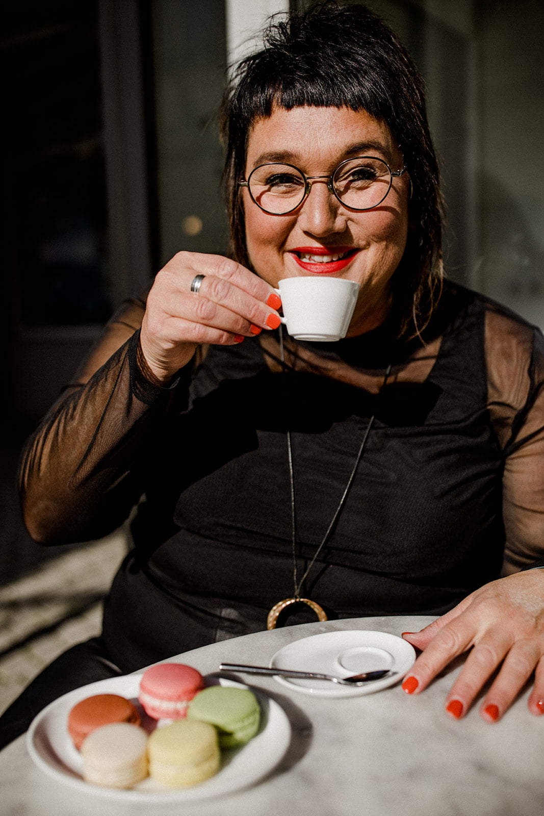 Sabine, die Business Coaching für Frauen, anbietet, sitzt in einem französischen Cafe in Wangen im Allgäu.