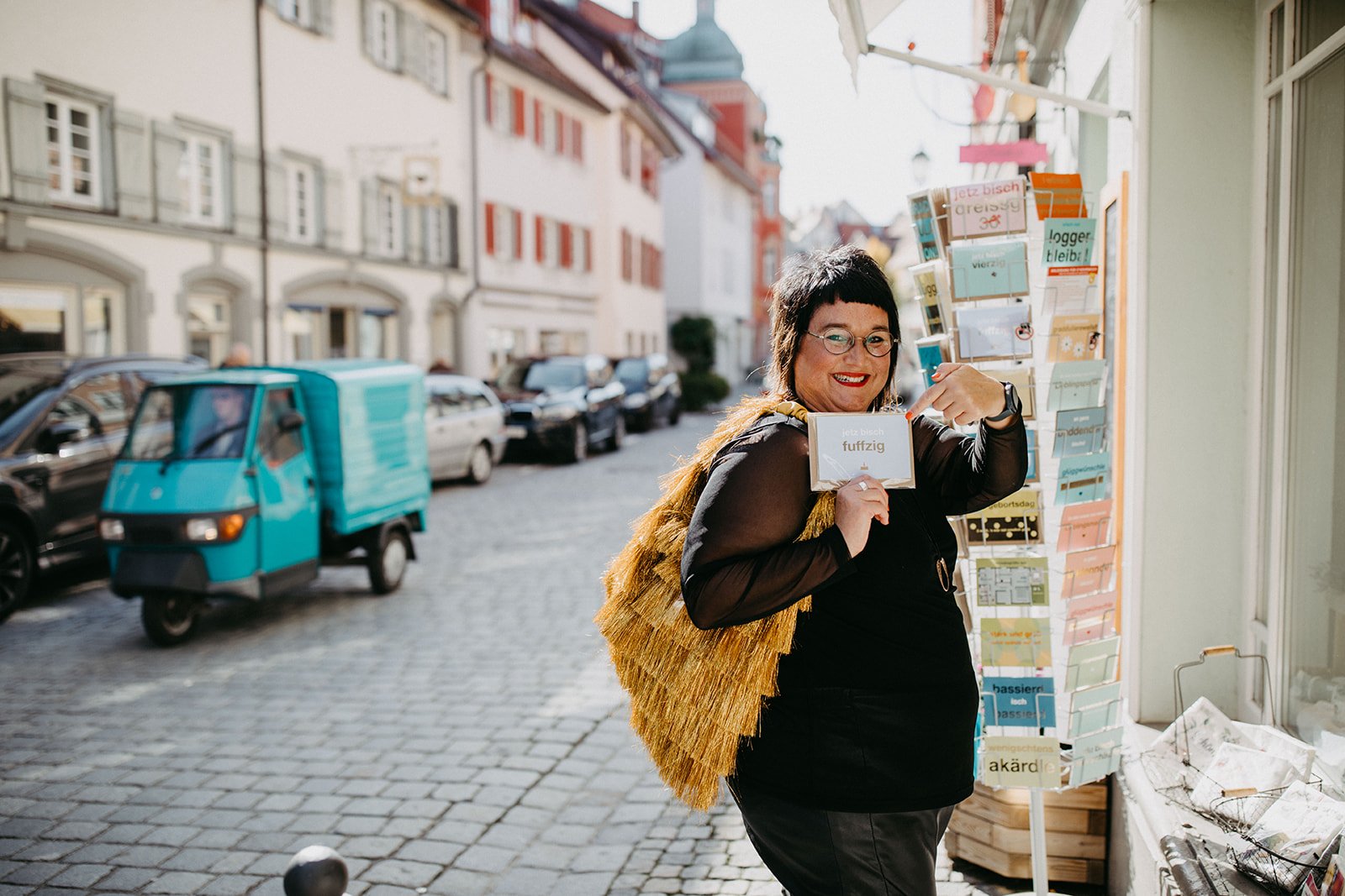 Frau zeigt auf eine Karte auf der 50 steht.