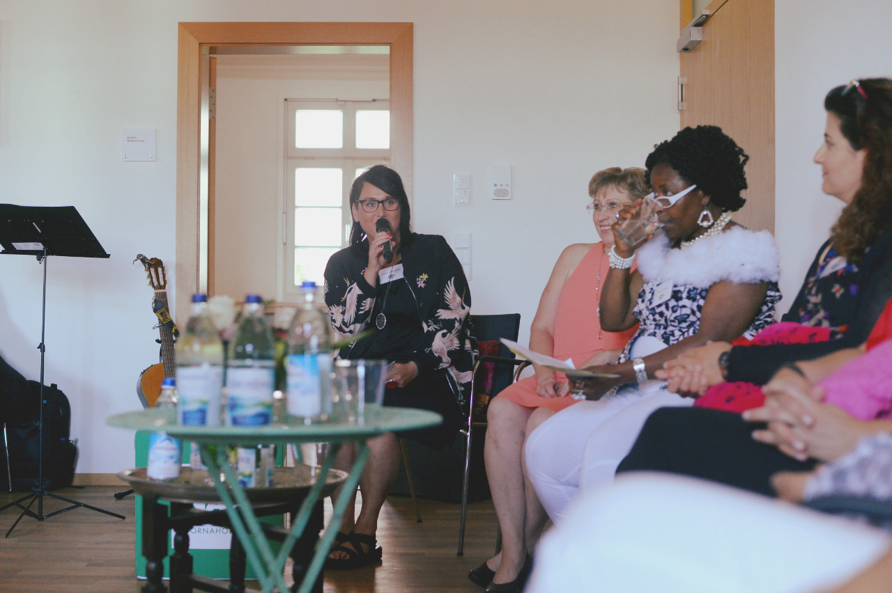 Sabine moderiert eine Diskussionsrunde zum Thema Integration