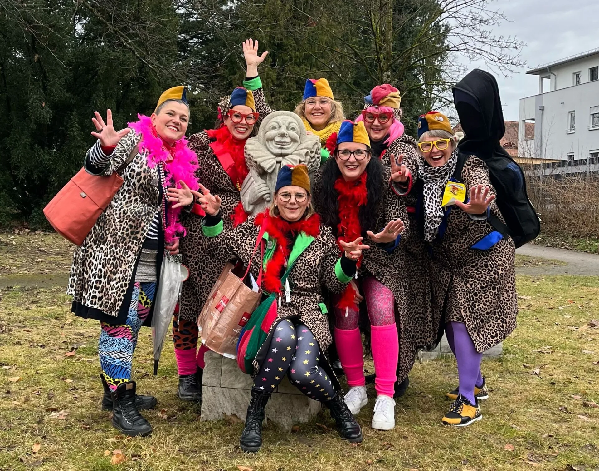 SAbine singt mit den Schellenperlen zusammen mit sechs anderen Frauen mit bunten Brillen und im Leomantel.